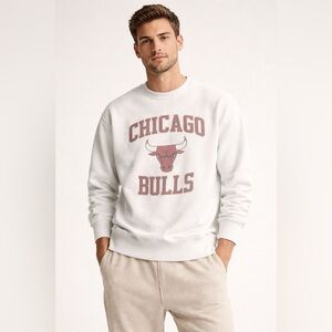 Abercrombie & Fitch Oversized White Chicago Bulls Crewneck Sweatshirt